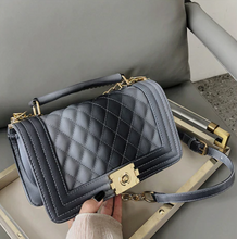 Cargar imagen en el visor de la galería, Bolso para mujer abullonado con broche dorado