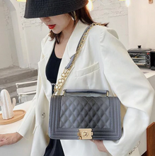 Cargar imagen en el visor de la galería, Bolso para mujer abullonado con broche dorado