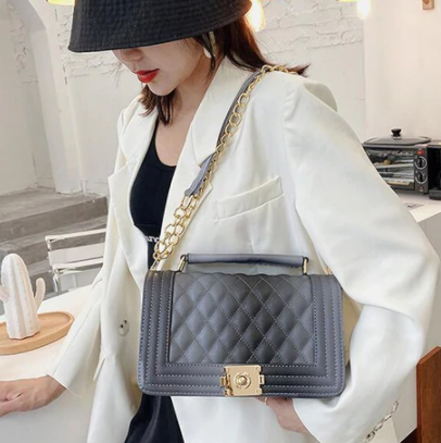 Bolso para mujer abullonado con broche dorado Primmavera