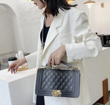 Cargar imagen en el visor de la galería, Bolso para mujer abullonado con broche dorado